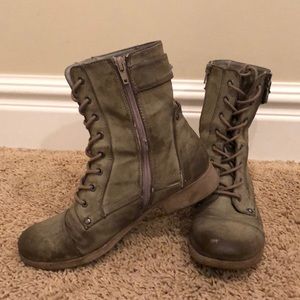 Guess boots